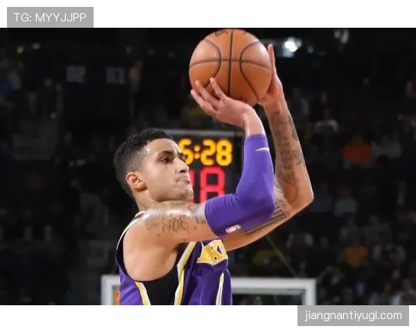 库兹马无球跑位提升三分命中率明显，拉开湖人进攻空间