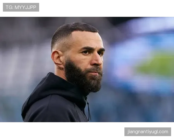 奥斯梅恩 vs 本泽马：终结效率与战术角色差异